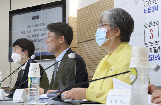 김계훈 전남대병원 순환기내과 교수가 26일 오후 충북 청주시 질병관리청에서 18~49세 국민의 신종 코로나바이러스 감염증(코로나19) 예방접종 관련 질의에 대해 전문가가 답변하는 코로나19 특집브리핑에서 영상 질문에 답변하고 있다. 왼쪽부터 정재훈 가천의대 예방의학 교수, 김계훈 전남대병원 순환기내과 교수, 정은경 청장. 연합뉴스